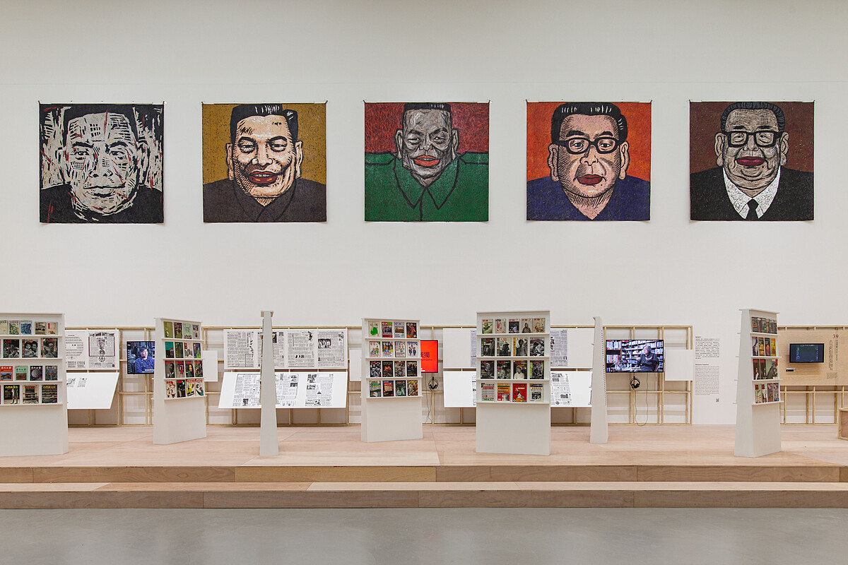 「狂八〇：跨領域靈光出現的時代」展場一景，吳天章《蔣經國的五個時期》，油彩、合成皮革，239 &times; 246公分 &times; 5，1989，臺北市立美術館典藏