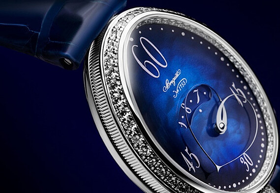 跟隨時間韻律放大縮小的心形分針是獲得多項專利的革命性發明。