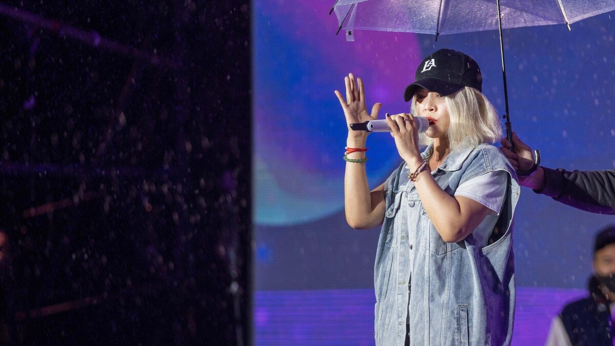 「鐵肺天后」戴愛玲雨中彩排展現堅強音樂實力