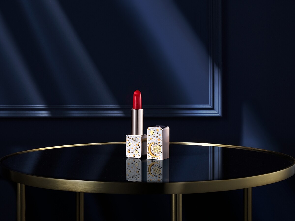 肌膚之鑰40週年高級訂製珠寶系列奢潤唇膏情境。