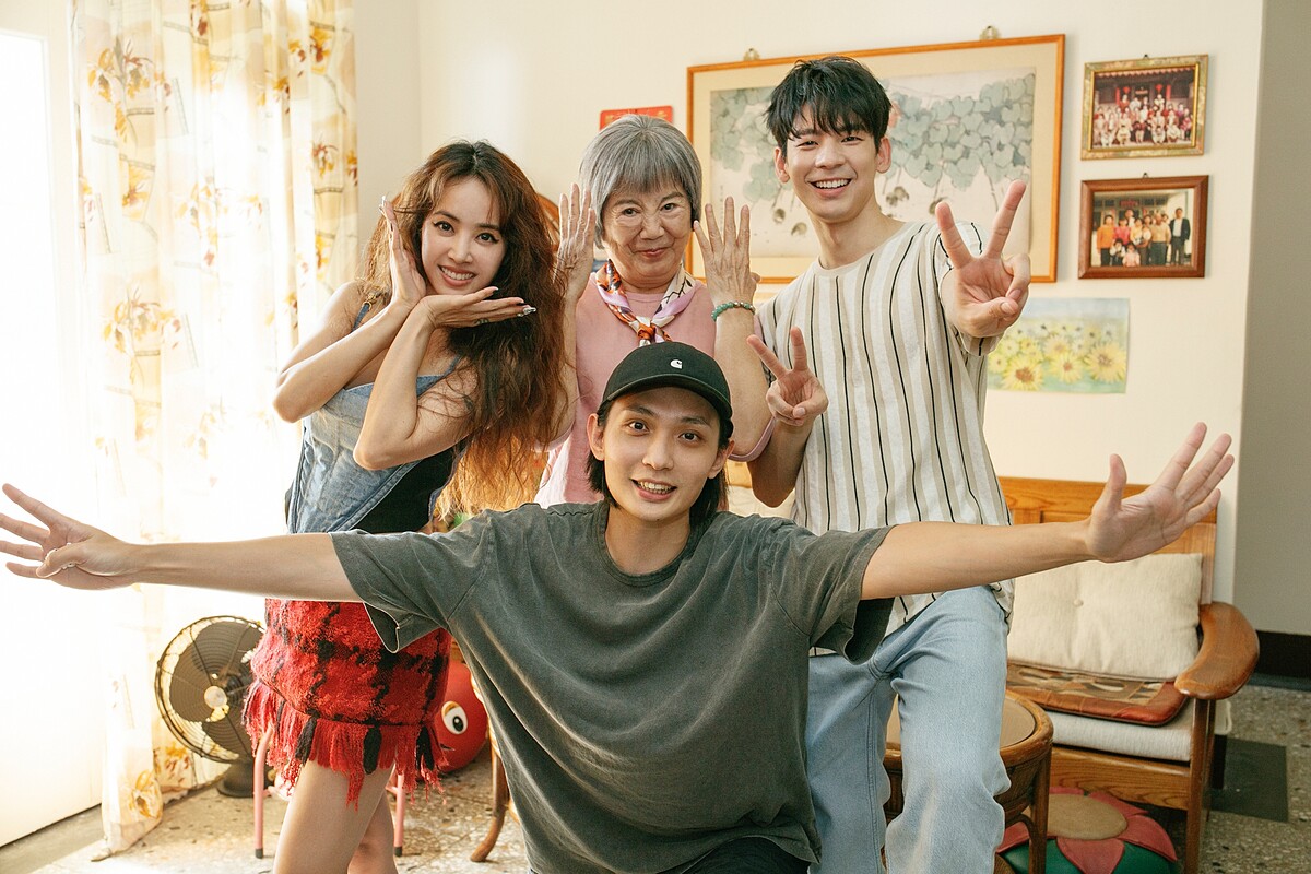 導演殷振豪（前）執導〈親愛的對象〉MV，與蔡依林、王滿嬌、林柏宏三人合作愉快