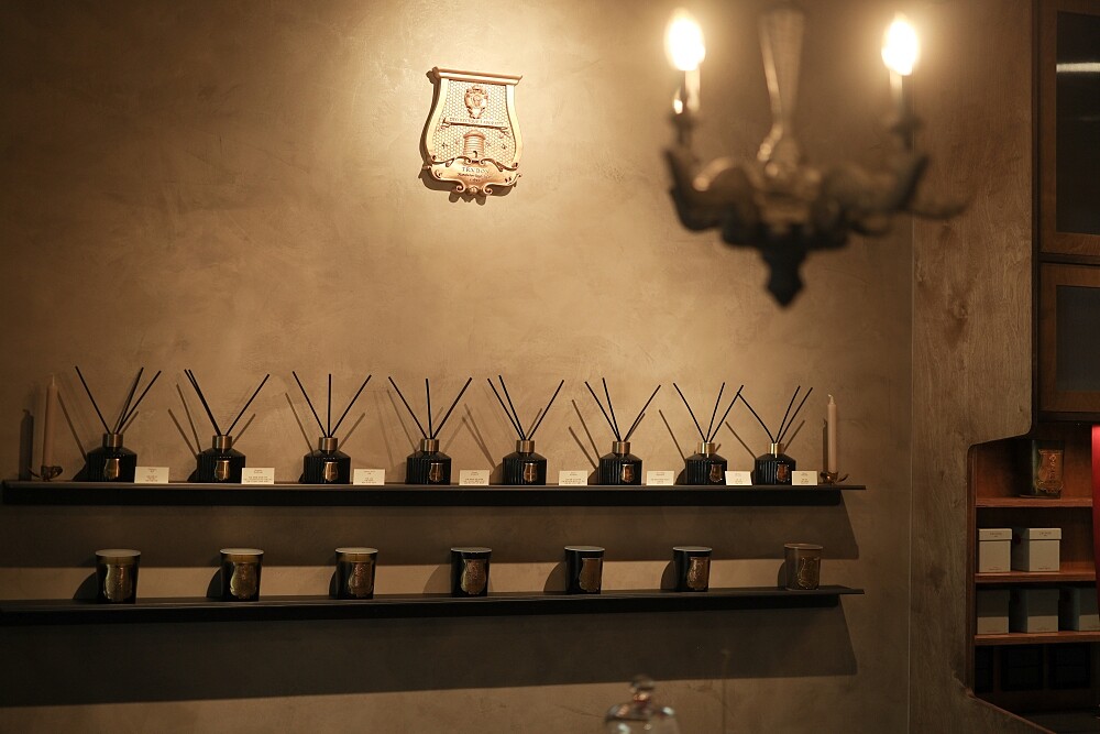 1893 RITUAL x Trudon法國品牌概念店店內的展示區。