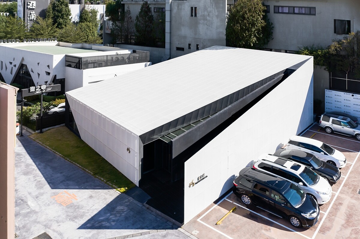 以鹽之花的意象設計的矩形外觀。