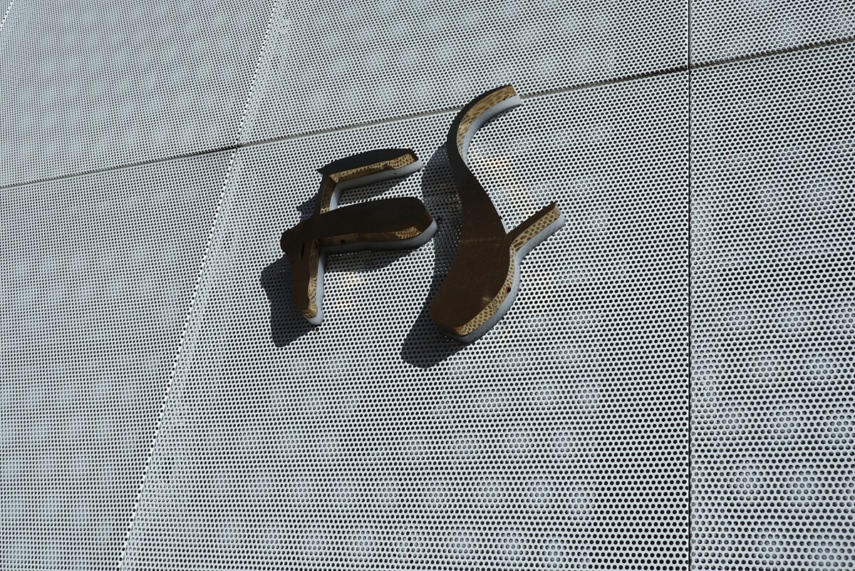 外觀材質為純白色穿孔金屬板。