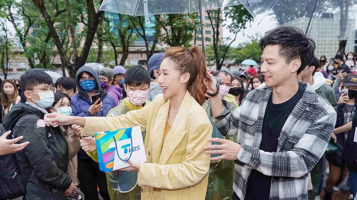 《加油喜事》演員楊晴、鄒承恩快閃發喜糖。圖／TVBS