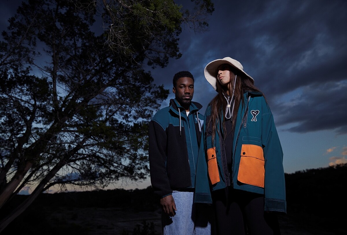 AMI系列漁夫帽，$1,880、AMI系列立領外套，$10,980(右)