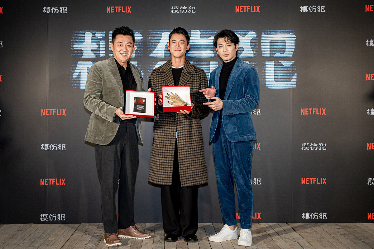 （左至右）庹宗華、吳慷仁、侯彥西收到驚喜聖誕節禮物斷手蛋糕