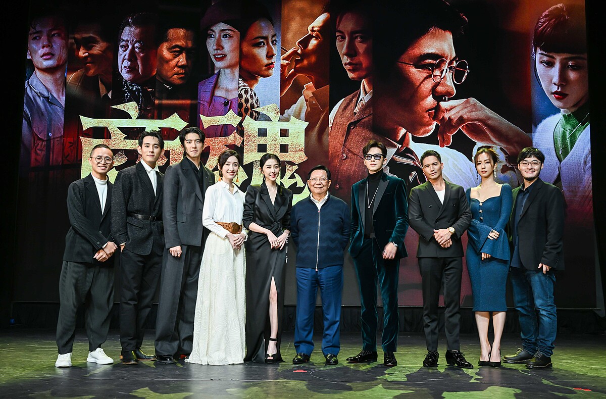 林燈之子林孝信與演員們大合照,藉《商魂》講出自己父親林燈的故事