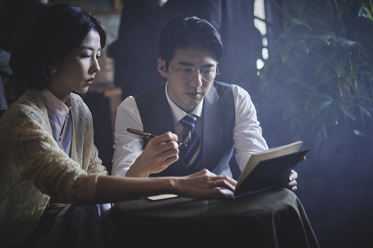 傅孟柏（右）與邵雨薇在《商魂》飾演夫妻，共度生意戰場中的各種難關