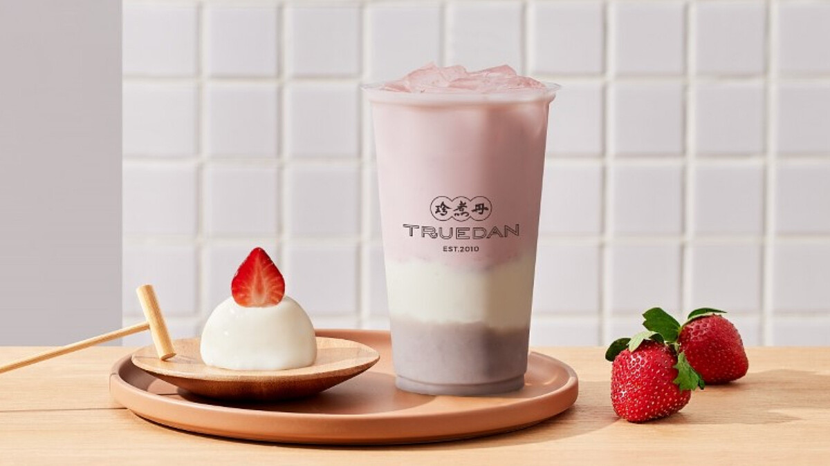 《珍煮丹》攜手鮮乳坊推出聯名新口味！打造「可以喝的草莓大福」，粉嫩漸層少女感爆發