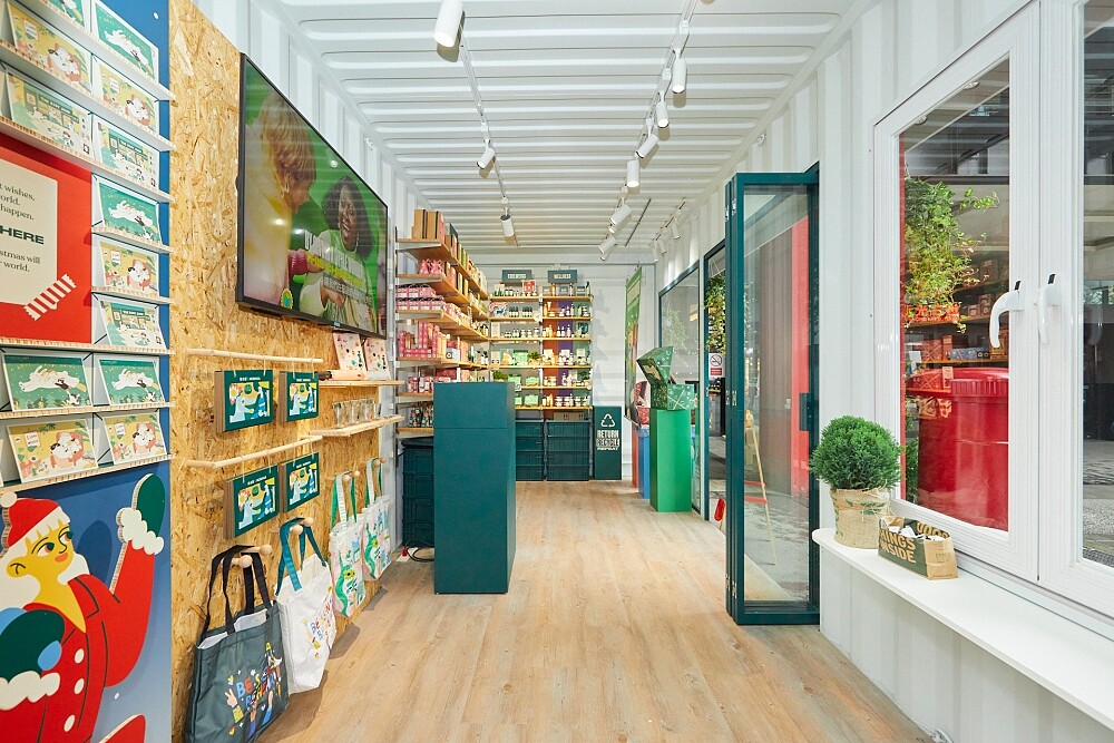THE BODY SHOP英倫概念店- 2023年未來店型以「循環再生」為核心，店內將大量使用可回收材料，如運用回收木材和部分回收塑膠製造。
