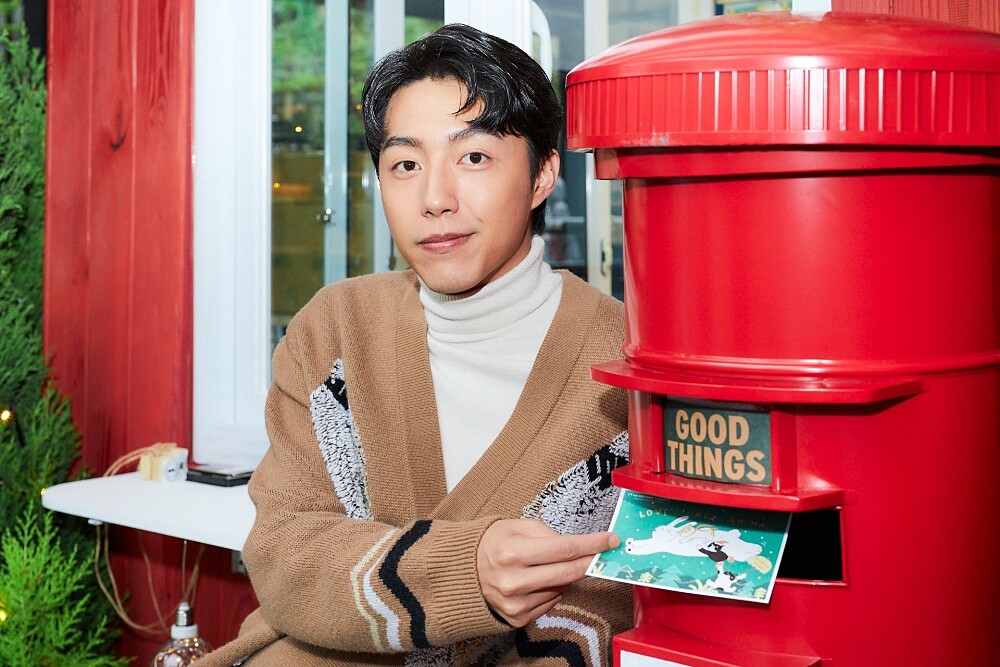 THE BODY SHOP英式郵筒週末提供現場郵寄服務，品牌好友蔡凡熙提早將聖誕祝福寄出去。