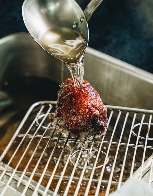 特別運用上中式料理才出現的「油淋技巧」。