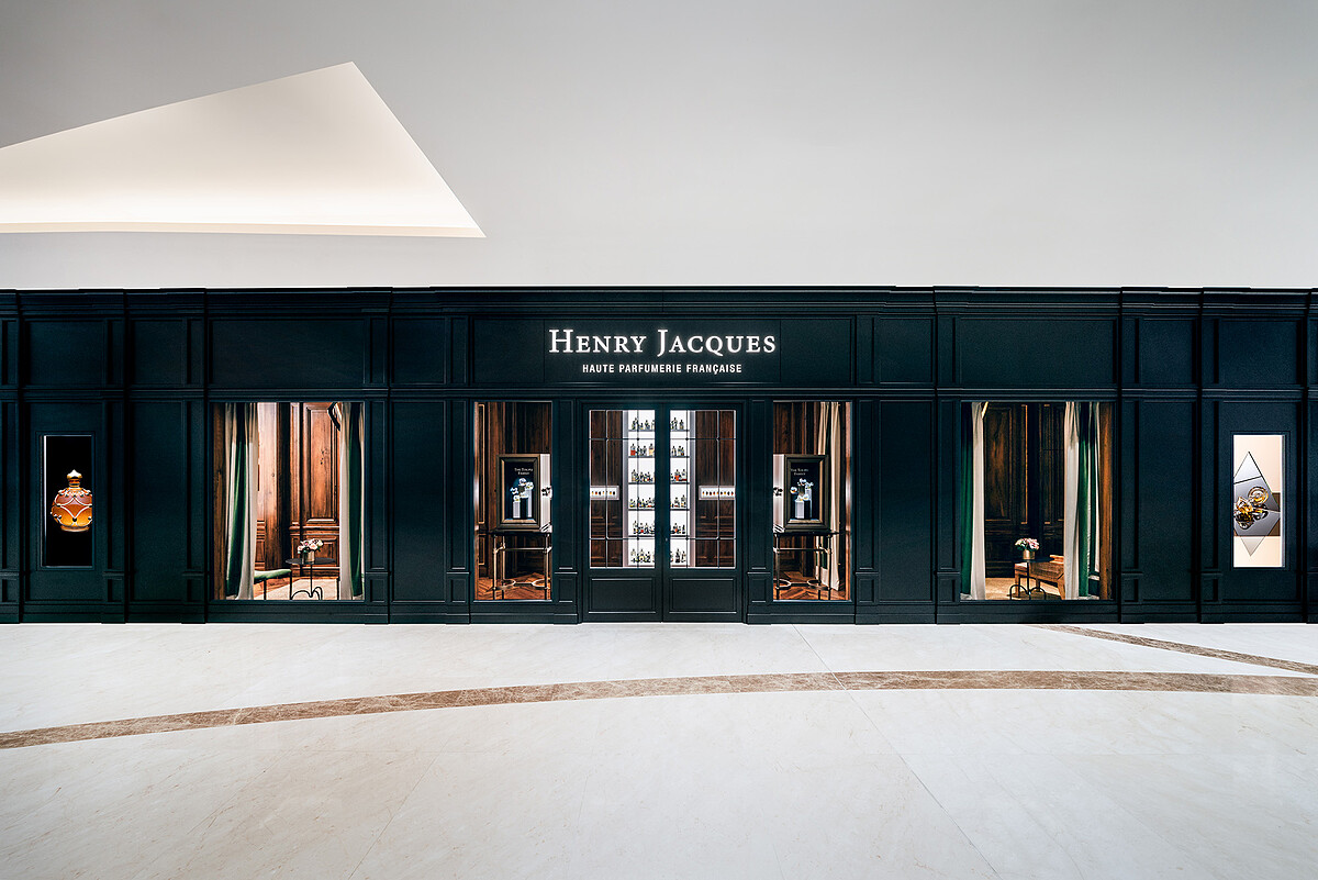 以定製香水起家並聞名於世的法國頂級香水品牌HENRY JACQUES，從1975年創立初期只提供私人香水訂製服務，多年來打造出無數的香水傑作，始終如一地秉持高質感生活藝術理念與對完美的追求，每一款香水作品，皆採用源自世界各地珍稀天然成份，配上水晶瓶身，宛若藝術品般的精心傑作。
