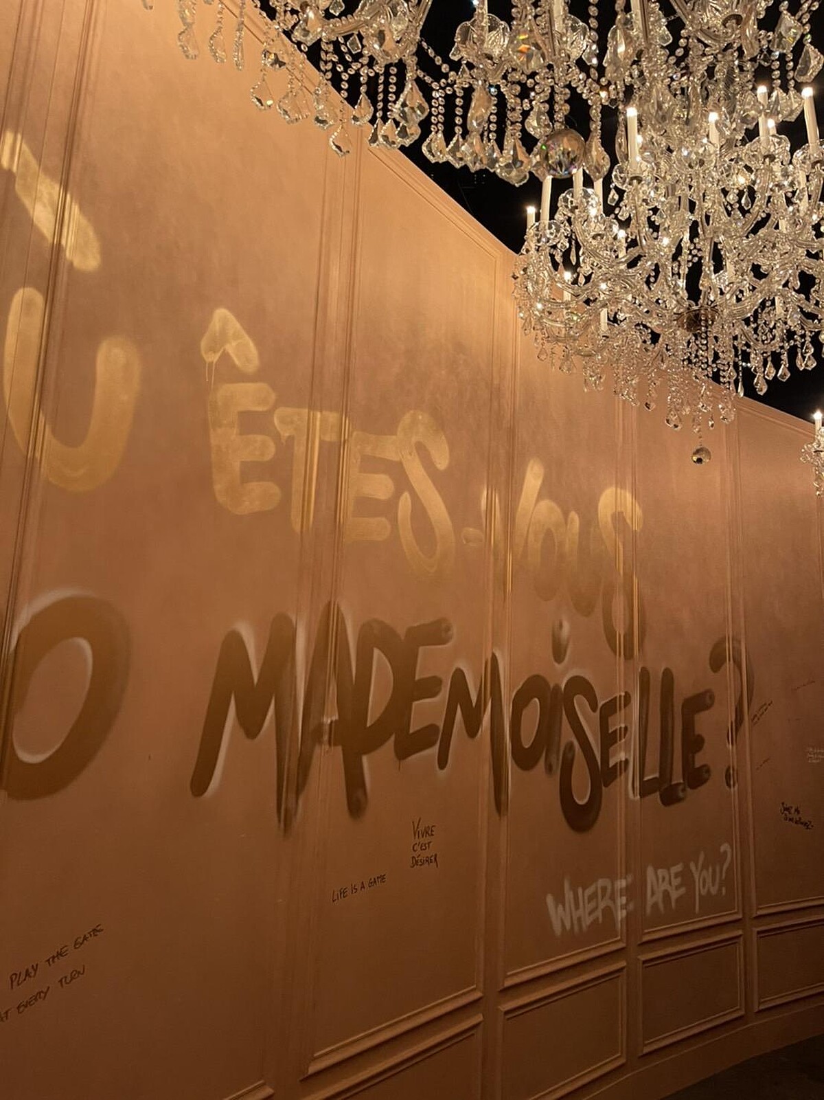 在摩登COCO專區詩意浪漫的迴廊，彷彿將跟隨一位神秘女郎的腳步前進，令人眩目的隧道吞噬了感官，進入互動展區從一連串提示中理出頭緒。