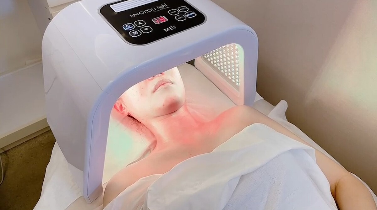 伊麗莎白雅頓艾地苯超智慧逆齡頂級光波嫩顏訂製課程當中使用的多段式LED光波嫩膚光譜儀。