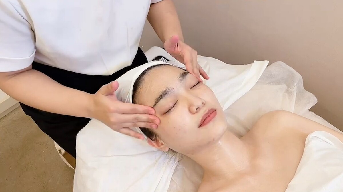 百年傳承紐約紅門沙龍55道拉提按摩手技。