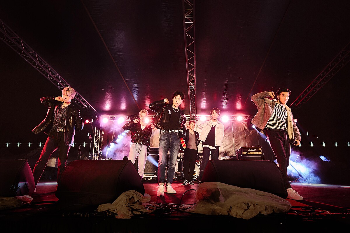 Ozone受邀擔任北一女中校慶舞會演唱嘉賓，在中正紀念堂演出，這也是他們第一次在校園演唱會登場，就受到向來以校唱精彩出名的北一女邀請