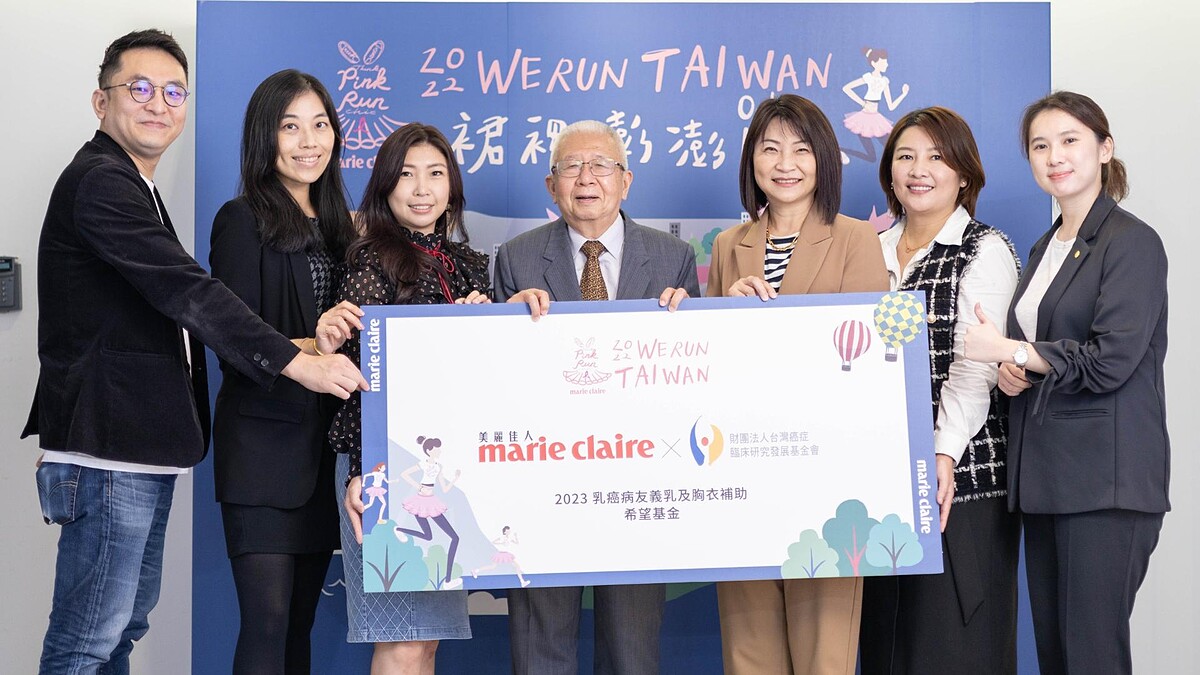 由左至右：So-net行銷暨新創娛樂事業處協理劉皇良Harry、台北遠東香格里拉行銷公關總監吳佳穎Gloria、MOMA品牌總監吳品蓉Mina、台灣癌症臨床研究發展基金會董事長陳博明、Marie Claire美麗佳人社長暨編輯總監胡玲玲、Qmomo營運長黃嘉蓉Karen、高雄洲際酒店業務經理武鈺堃Una。