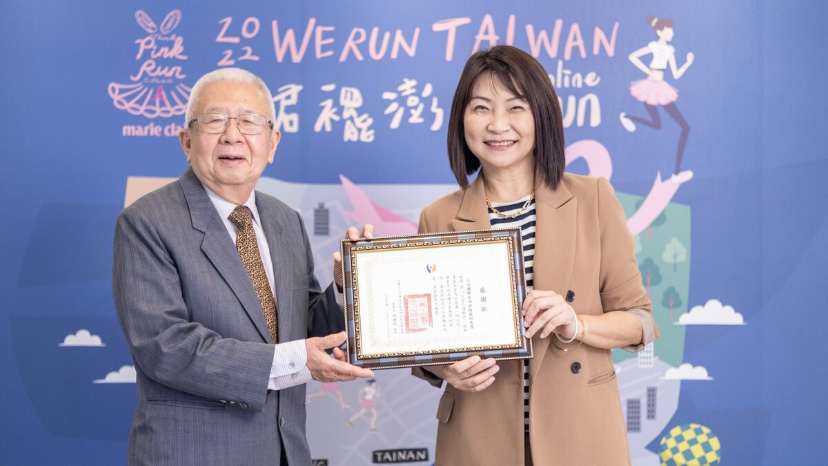 （左）台灣癌症臨床研究發展基金會董事長陳博明，（右）Marie Claire美麗佳人社長暨編輯總監胡玲玲。
