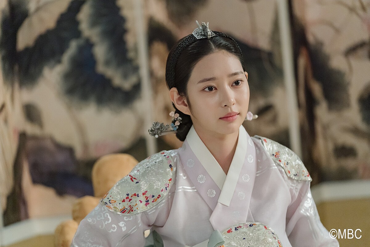 金珉周飾演世子嬪安子妍