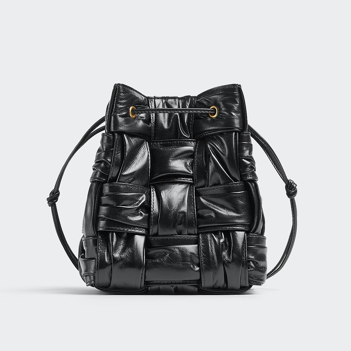 皮革抓皺水桶包，NT$ 91,400