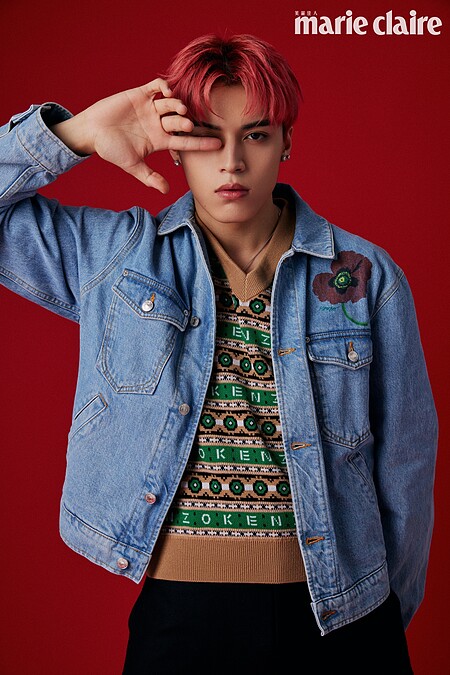 哲言／字母印花針織背心、黑色工裝褲、印花丹寧外套、紅色厚底皮靴，all by Kenzo；B.zero1系列白K金項鍊、B.zero1系列白金鑽石戒指，Serpenti Viper系列白K金鑽石耳環，all by BVLGARI