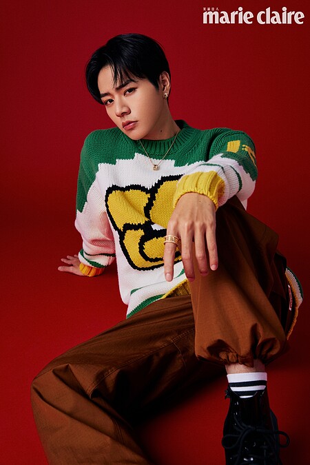 佳辰／印花針織毛衣、棕色工裝褲、黑色皮革短靴，all by Kenzo；B.zero1 Rock系列黃K金鑲鑽項鍊、B.zero1 Rock系列黃K金四環鑲鑽戒指、Serpenti系列孔雀石與鑽石耳環，all by BVLGARI