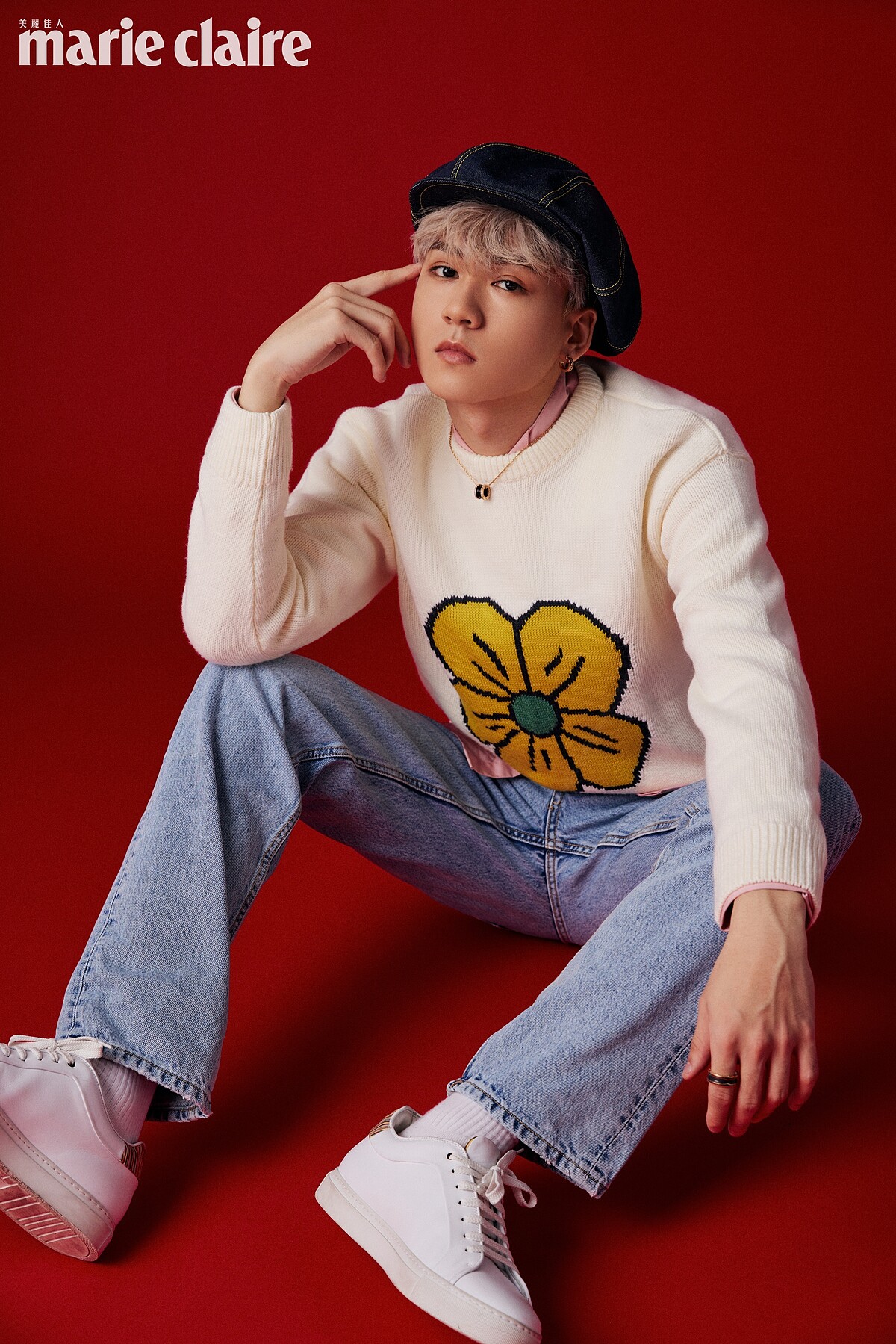 祖安／粉色襯衫，Moschino；印花針織毛衣、牛仔長褲，both by Zara；白色球鞋，Paul Smith；B.zero1系列玫瑰金啞光黑陶瓷三環項鍊、B.zero1系列玫瑰金黑陶瓷戒指、B.zero1 Rock系列玫瑰金黑陶瓷耳環，，all by BVLGARI