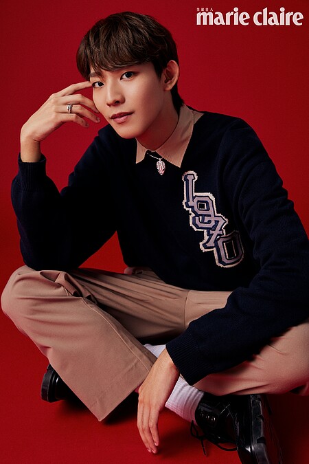 煥鈞／卡其襯衫、卡其長褲both by Zara；海軍藍針織毛衣，Kenzo；黑色綁帶皮鞋，Christian Louboutin；Serpenti Eyes on Me系列藍寶石鑽石項鍊、Serpenti Viper系列白K金戒指、Serpenti Viper系列白K金鑲鑽耳環，all by BVLGARI