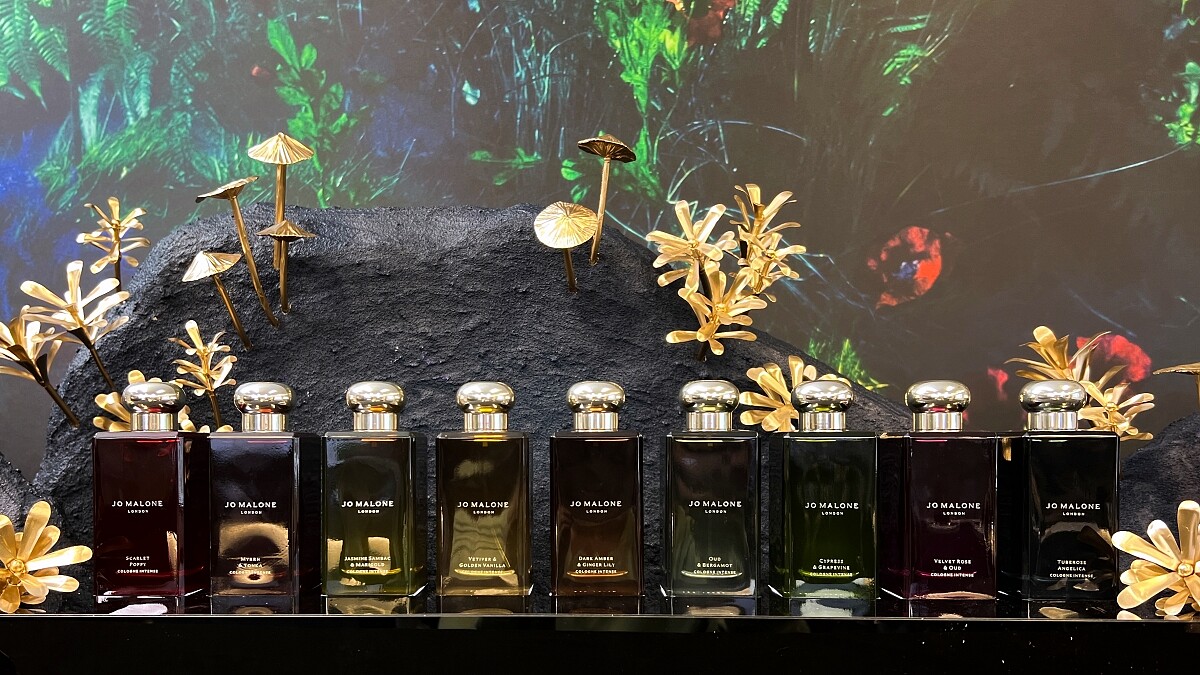 Jo Malone London芳醇香水以透光燈座拍攝。