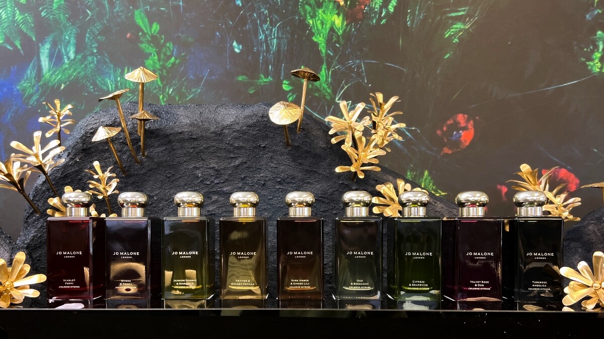 Jo Malone London芳醇香水以透光燈座拍攝。