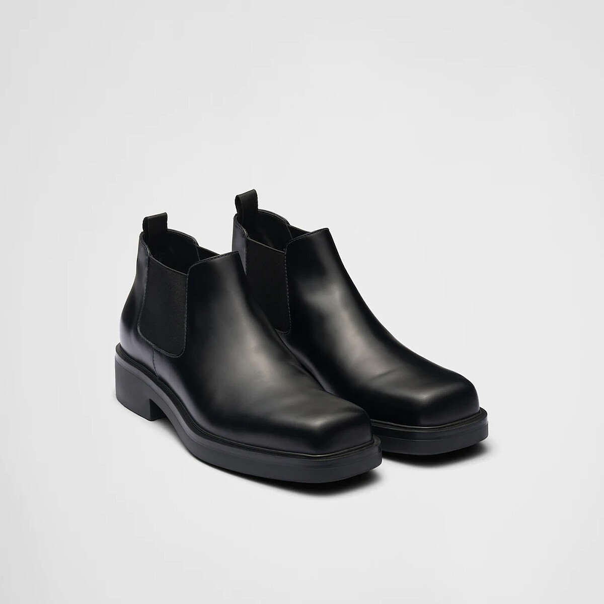 Prada 拋光皮革 Chelsea 短靴，NT44,500。 