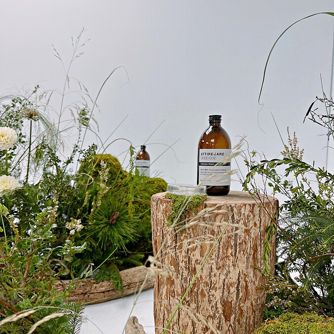 Studio Doe x Attirecare雪松＆岩蘭草精緻衣物洗衣精與雪松＆岩蘭草衣物柔軟精實品。