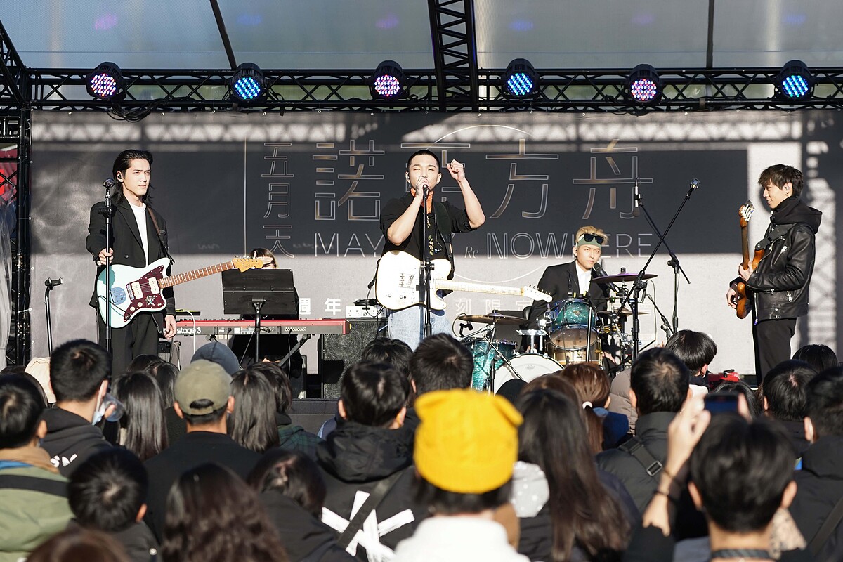 傻子與白痴在明日舞台演出