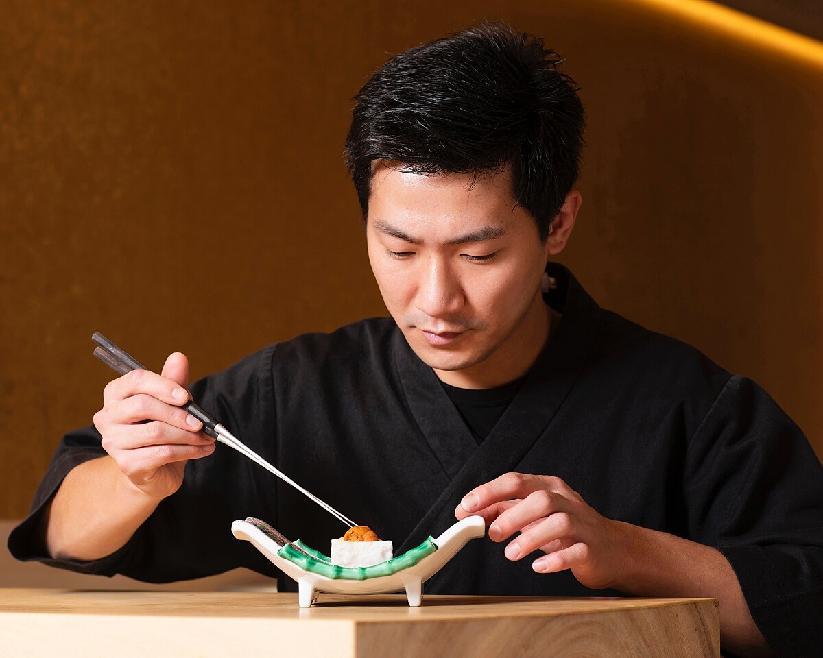 新到任的日籍料理長門間賢彥（Momma Tadahiko）。