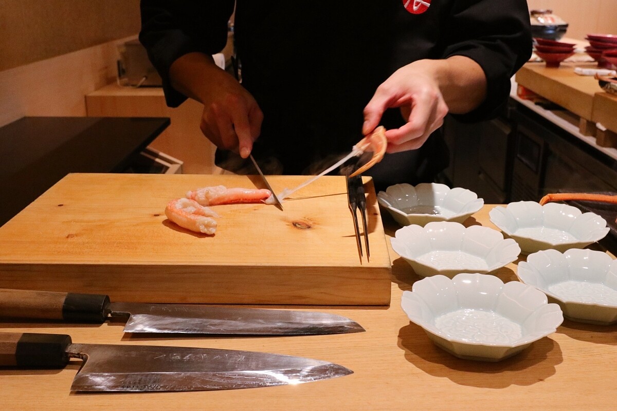 料理長更堅持悉心逐一去除硬殼雜刺。