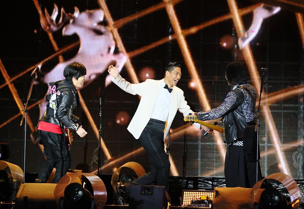 「姐夫」AKIRA給團員愛的抱抱