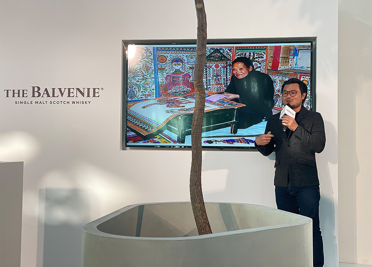 剪紙藝術家楊士毅於現場分享藝術創作的精彩歷程。