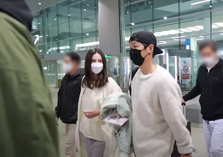 宋仲基與Katy一同返國(翻攝自網路)