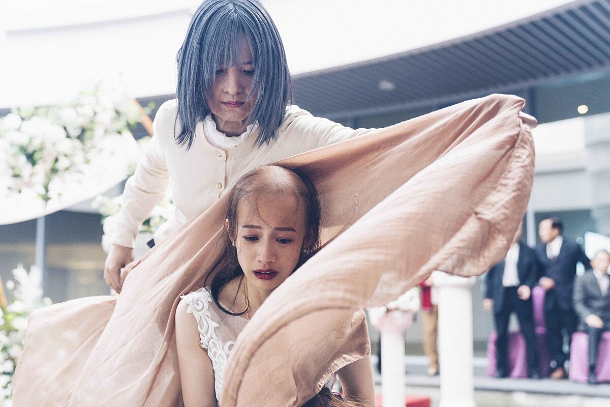 《恭請光臨曾賈府喜事》將女性結婚生子的壓力，意象化成為會快速衰老的「中年消失症」