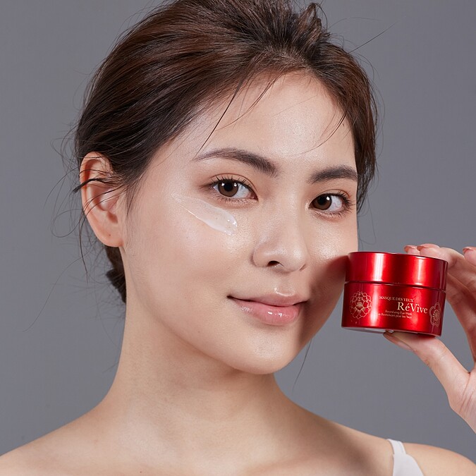 R&eacute;Vive賦活晚安眼膜質地示意。