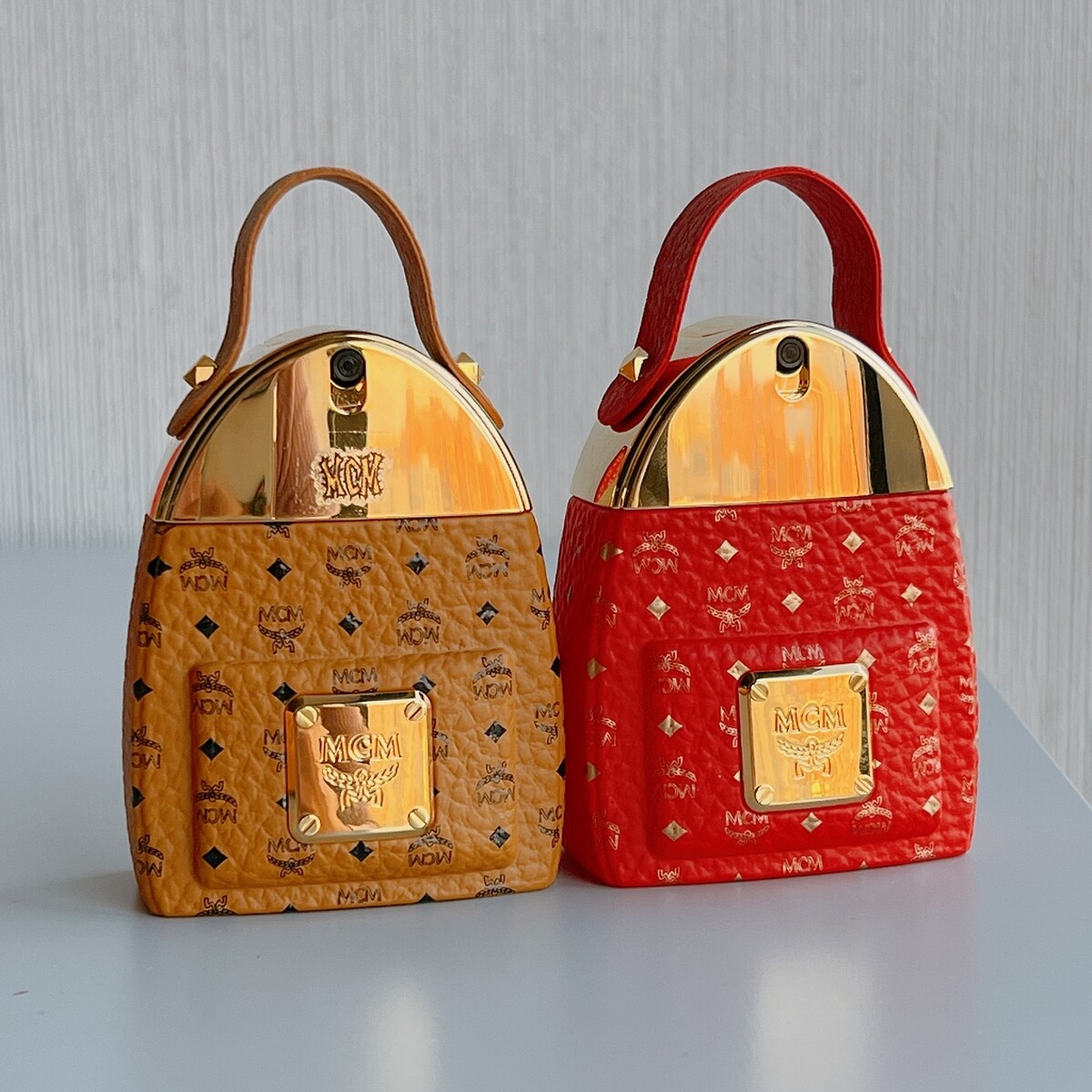 MCM經典背包淡香精慶典版與原版。