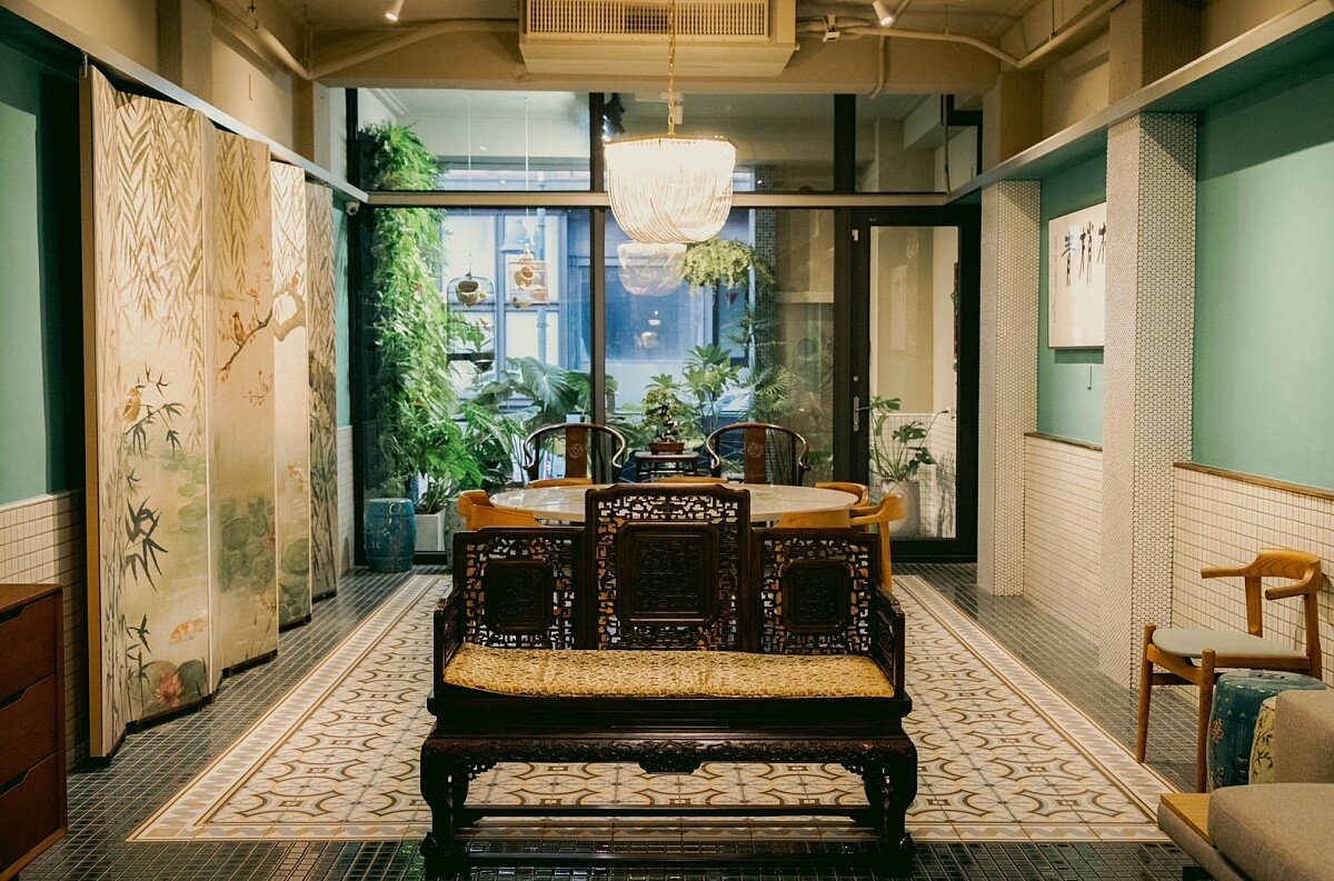 二樓的獨立用餐空間，帶入玄關概念提供休憩區。