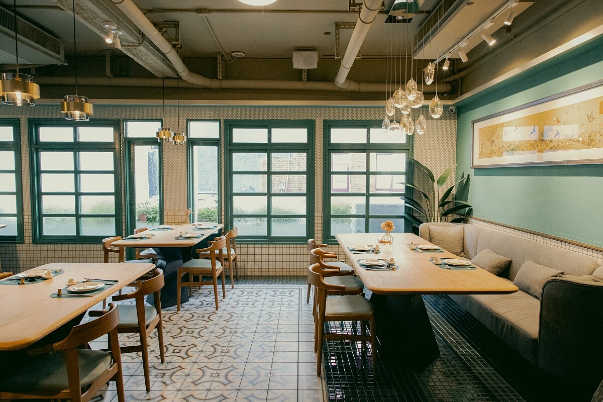 另一頭的二樓空間桌距間隔寬敞，打破中餐廳客椅規範，使用沙發座椅打造舒適用餐體驗。