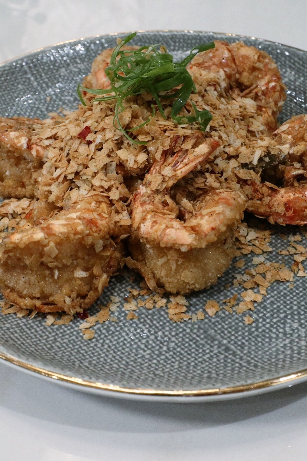 「獅城麥片蝦」的麥片碎猶如避風塘菜色的蒜酥，香辣開胃。