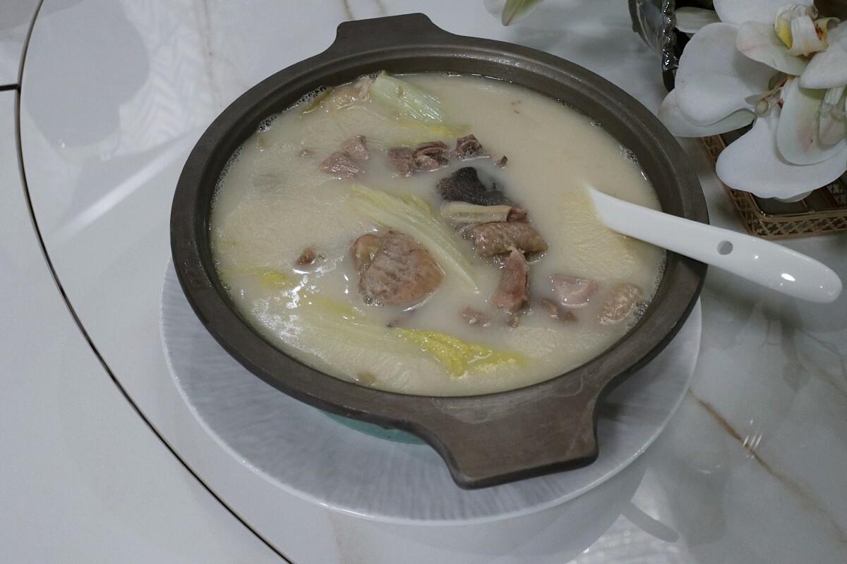 「芽白土雞鍋湯」代表了母店沁園春的底蘊與文化。