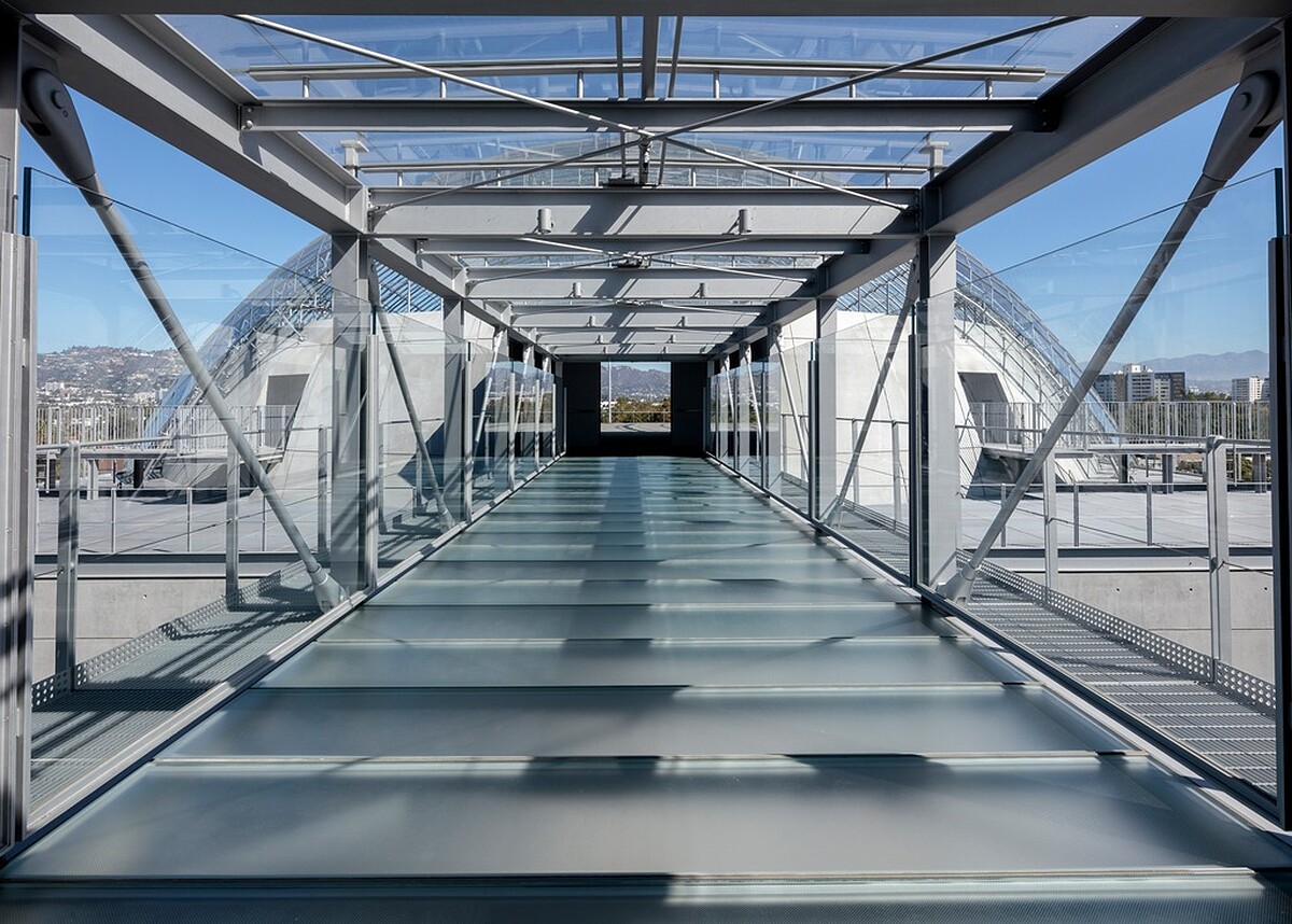 奧斯卡電影博物館是美國迄今為止規模最大的電影博物館，博物館的巨大玻璃穹頂及2.8萬平方米的佔地規模，使其迅速成為鮮明的地標建築。