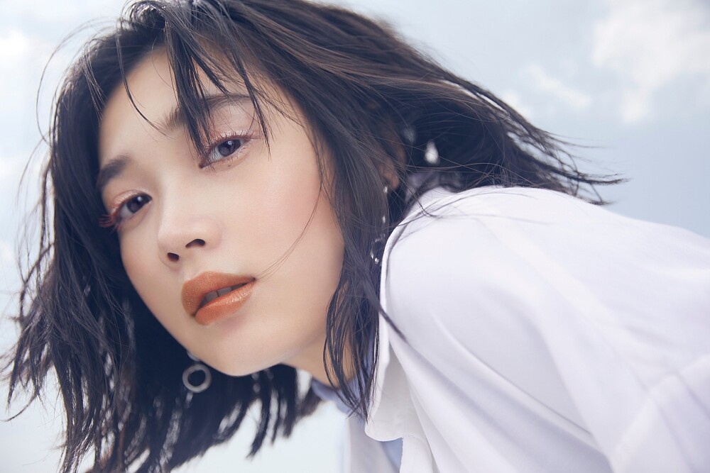 OPERA渲漾水色唇膏秋冬新色情境照,使用色#13透褐。