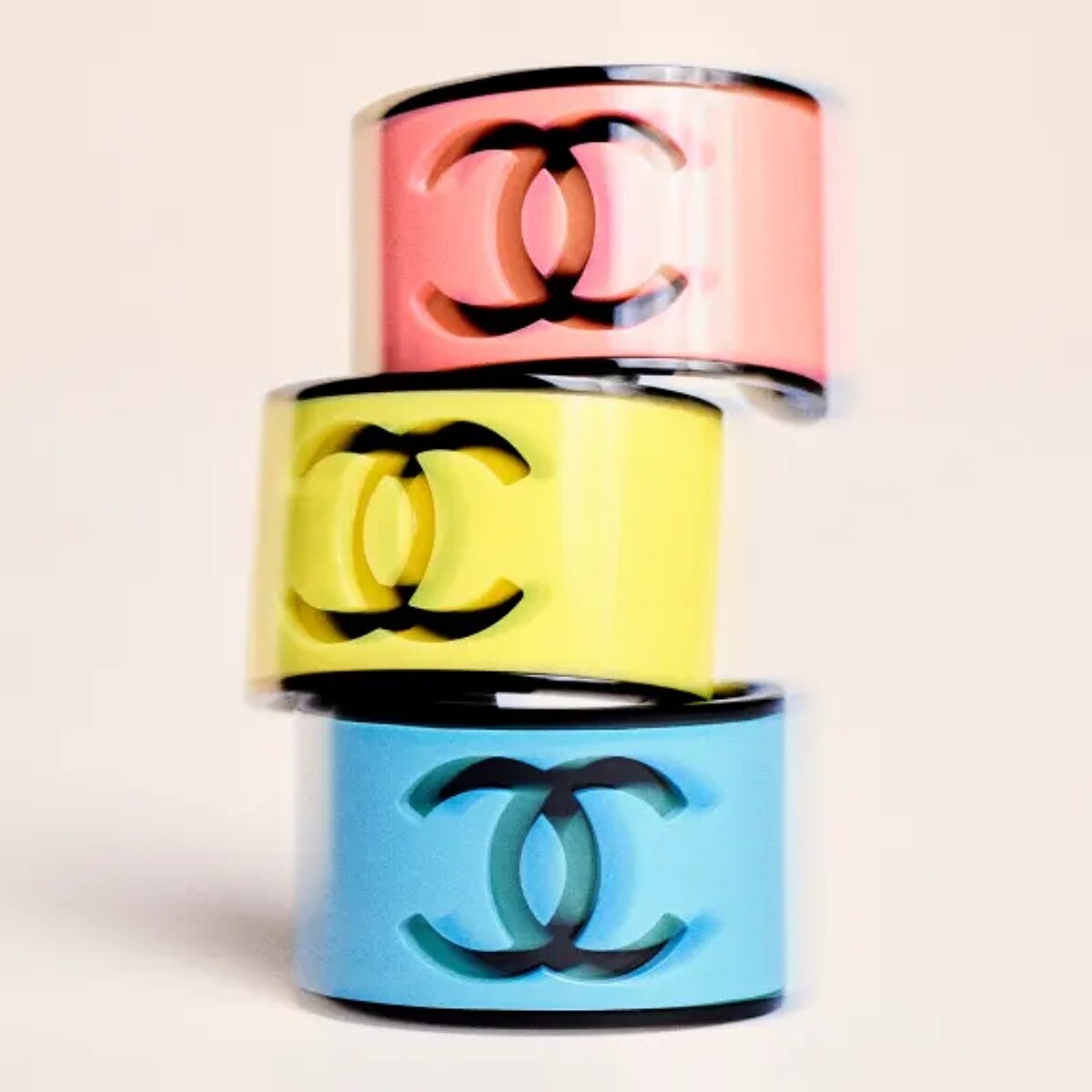 香奈兒高級樹脂雙C Logo寬版手環，NT 27,700